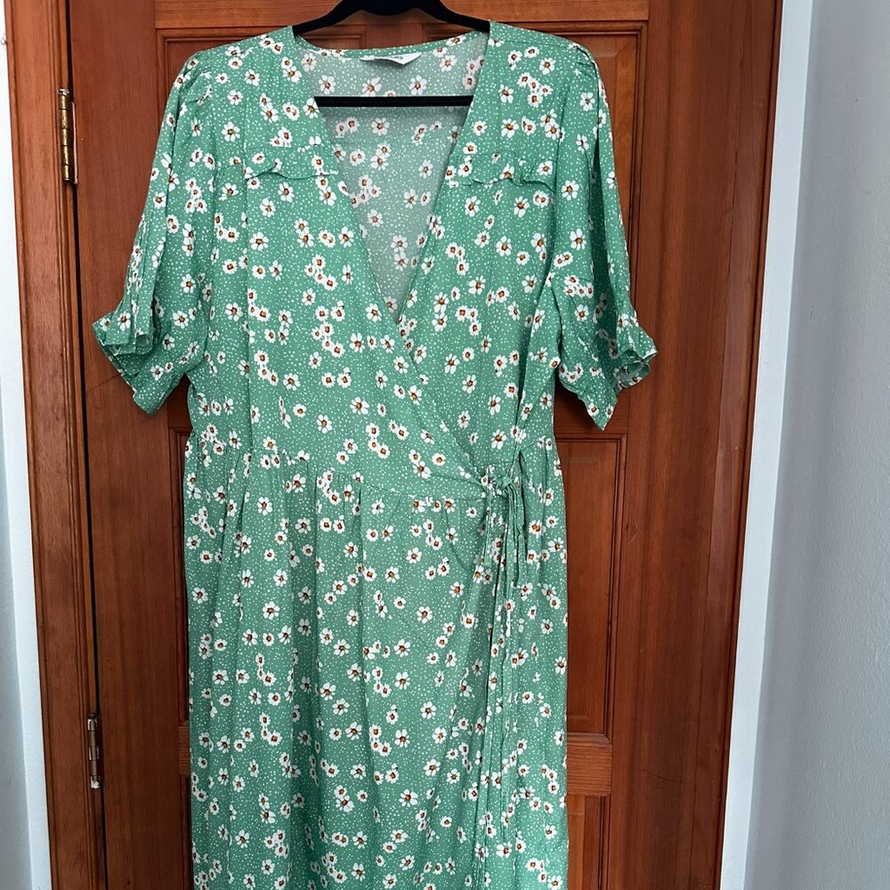 Bloomchic Spring Wrap Dress size 22